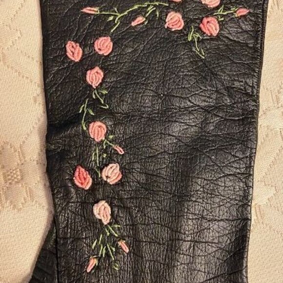 VINTAGE BLACK LEATHER W/ HAND EMBROIDERED FLOWERS - RARE FIND - SIZE 7 - Picture 4 of 7